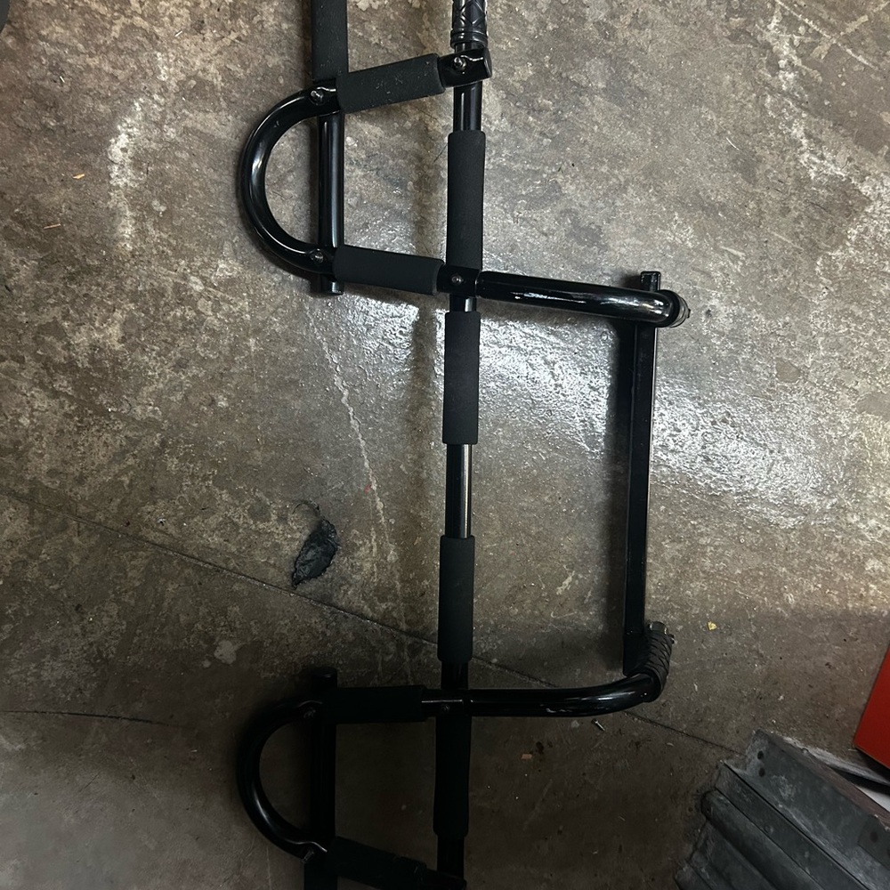 Black Doorway Pull-Up Bar